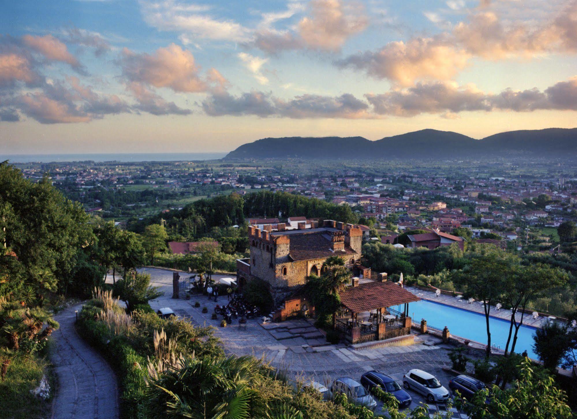 Ippotur Medieval Resort Castelnuovo Magra Εξωτερικό φωτογραφία